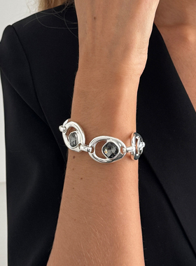 镂空方形镶钻手链女 2026春夏轻奢新潮时尚模特T台走秀搭配饰品