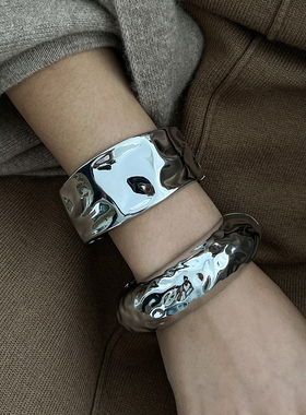 圆形敲打面弹簧手镯女 2025年夏季新潮高级时尚模特T台走秀配饰品