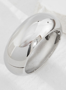 宽版弧形光面弹簧式手镯女 2025春季新潮小众设计服装搭配手饰品