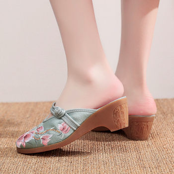 Summer indoor ໃຫມ່ຈີນ embroidered cheongsam Baotou satin wedge ຊົນເຜົ່າ slippers ສູງ heels ວັດຖຸບູຮານເກີບ Hanfu ສໍາລັບແມ່ຍິງ