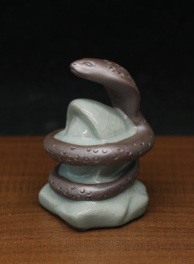 陶瓷十二生肖牛蛇鸡三合贵人摆件