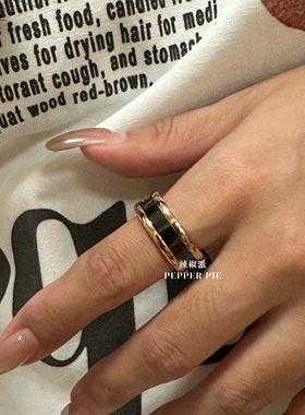 辣椒派经典款 钛钢精工黑陶瓷戒指女 玫瑰金闭口精致感弹簧戒