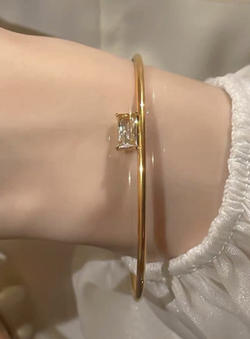 日韩时尚小巧精致镶钻开口C型钛钢镀18K金手镯手环女款2023新款