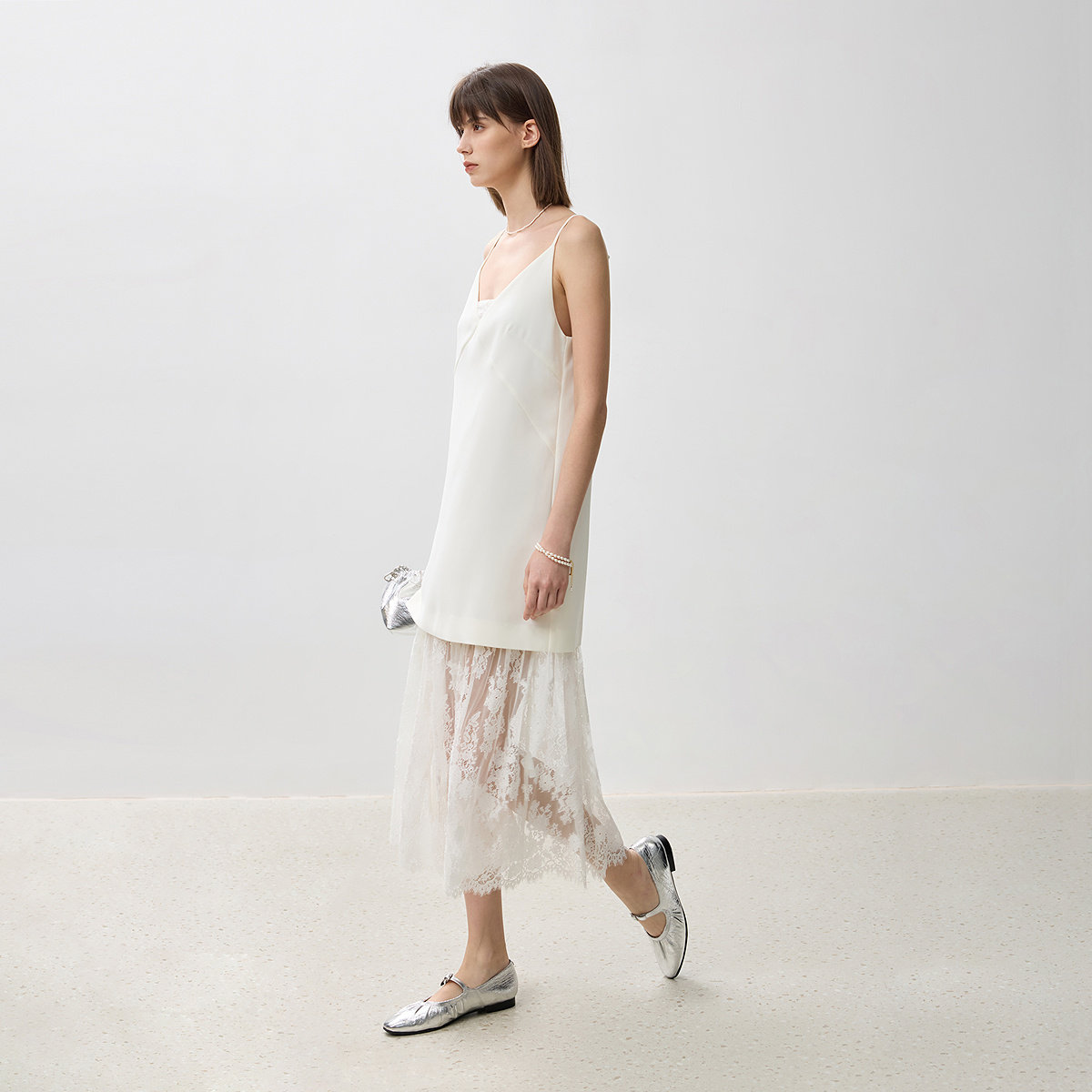 【商场同款】LILY新款摩登蕾丝设计感吊带连衣裙V领小白裙,淘宝优惠券,粉丝福利购,淘宝优惠卷