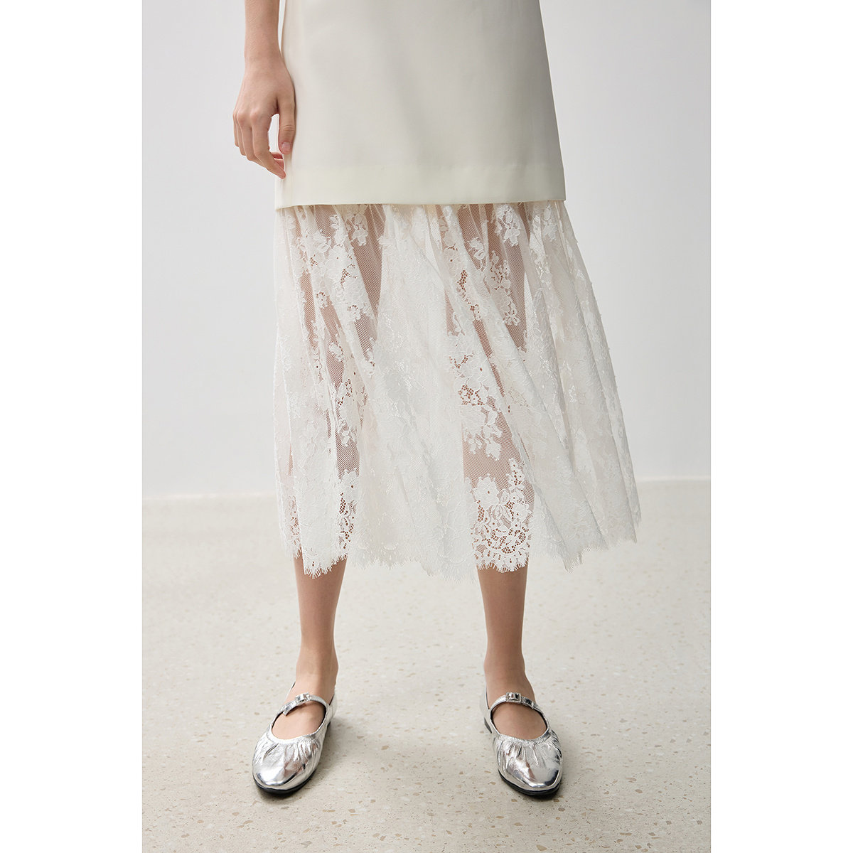 【商场同款】LILY新款摩登蕾丝设计感吊带连衣裙V领小白裙,淘宝优惠券,粉丝福利购,淘宝优惠卷