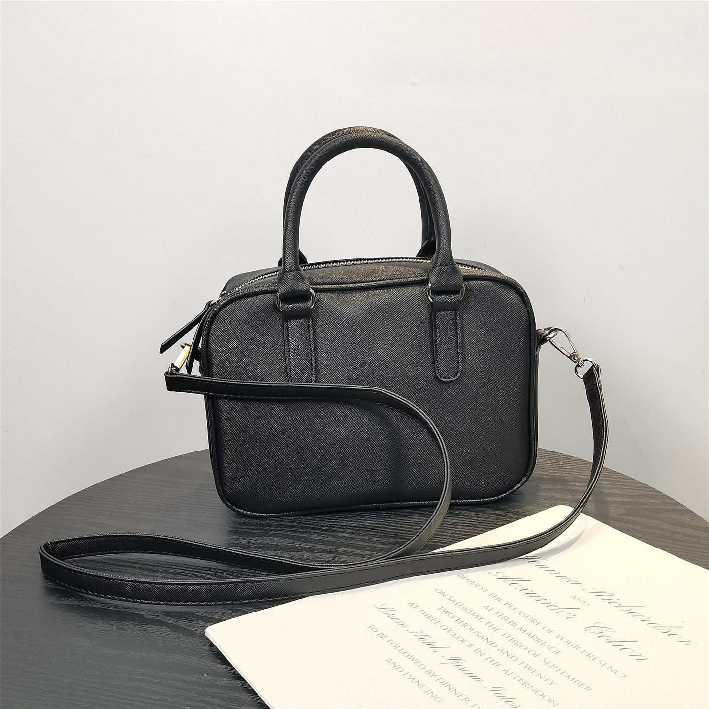 出口西班牙小众设计手提包通勤波士顿包保龄球包单肩斜挎女包简约,淘宝优惠券,粉丝福利购,淘宝优惠卷