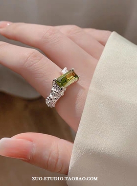 女小众冷淡风祖母绿线条纹理戒指