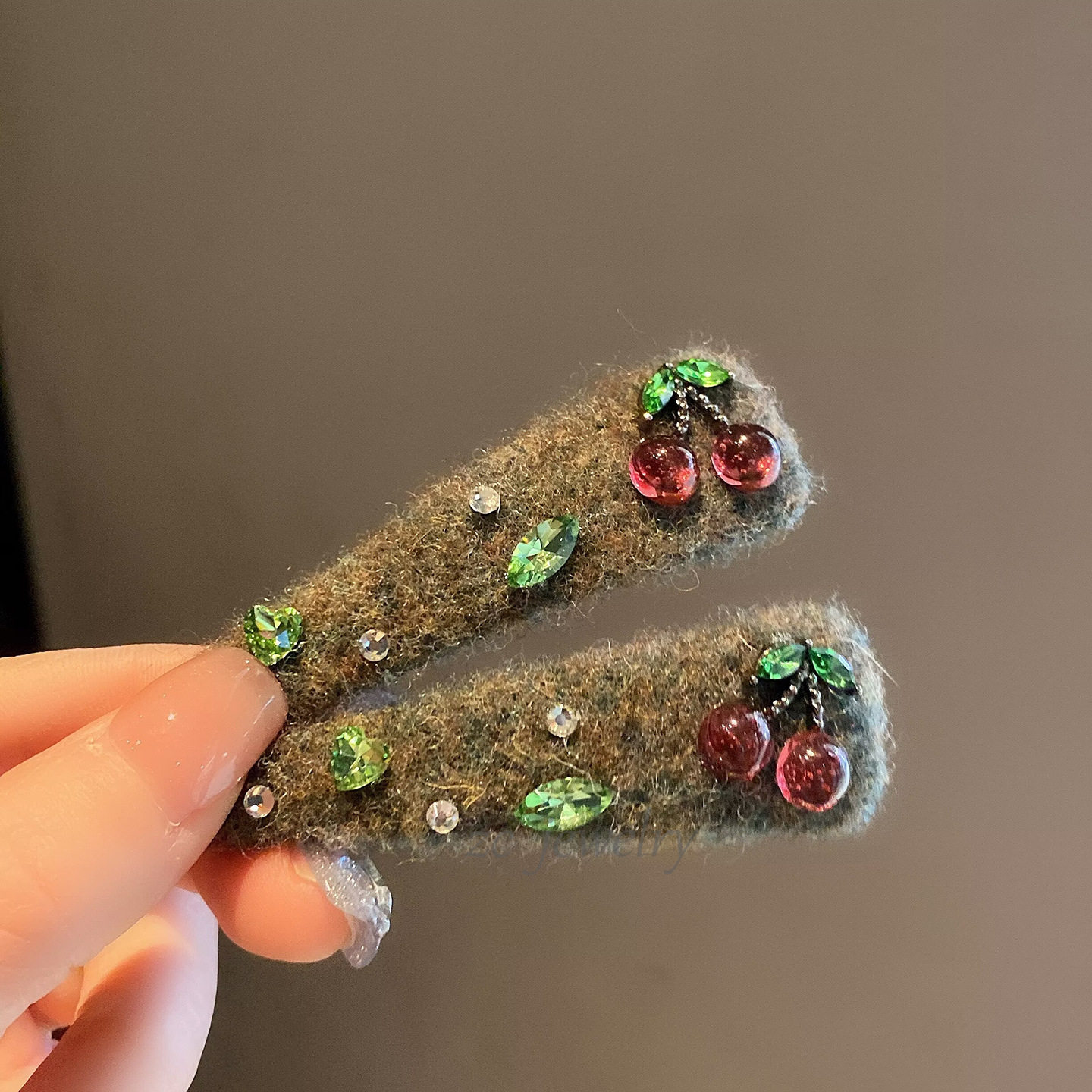 高级感复古绿色毛呢闪钻樱桃边夹女甜美小众ins侧边碎发一字夹,淘宝优惠券,粉丝福利购,淘宝优惠卷