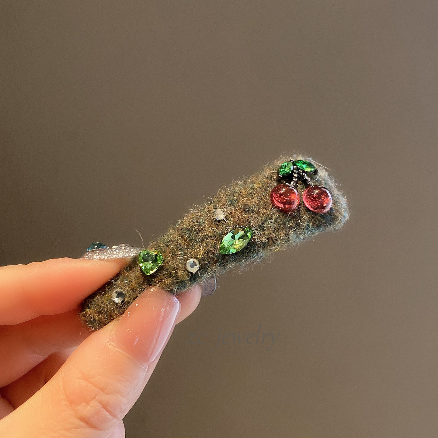 高级感复古绿色毛呢闪钻樱桃边夹女甜美小众ins侧边碎发一字夹,淘宝优惠券,粉丝福利购,淘宝优惠卷