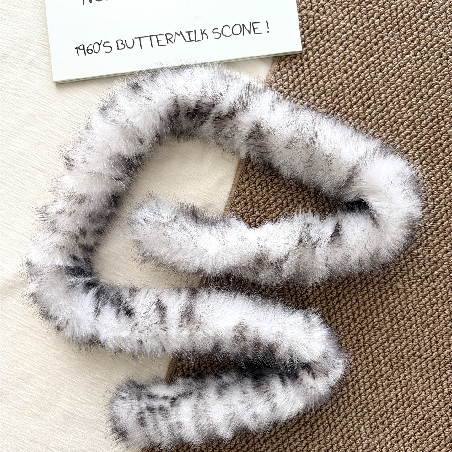 柳吴伟辣妹y2k白色毛绒茸茸跳舞腰带配饰皮带女款配牛仔裤高级感 - 图0