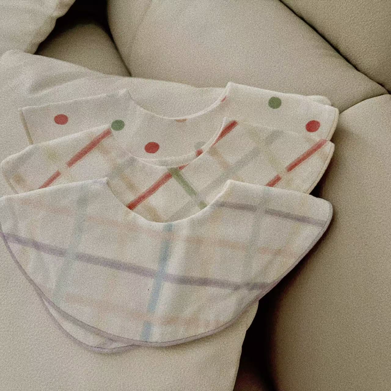 High-looking polka dot baby saliva towel