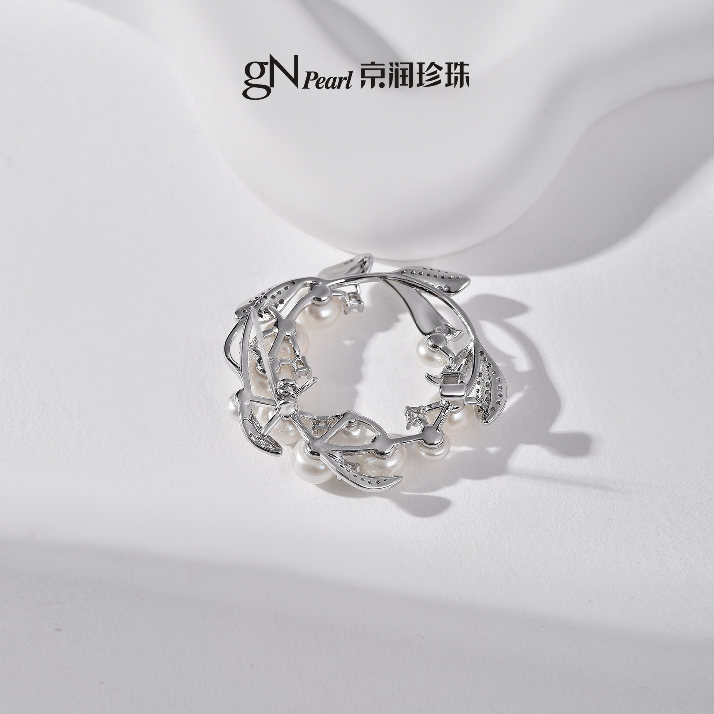京润 诺真淡水珍珠胸针4-7mm白色馒头形花环设计晚宴气质胸针女D,淘宝优惠券,粉丝福利购,淘宝优惠卷