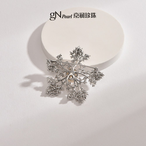 京润珍珠 雪晴珍珠胸针9-10mm雪花西装胸花别针晚宴礼服胸针D - 图2