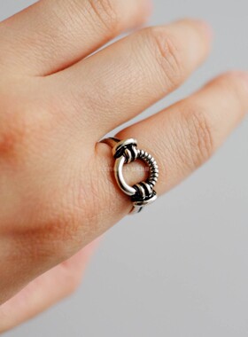 哥特风做旧质感显手白戒指