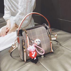 时尚格纹水桶女包