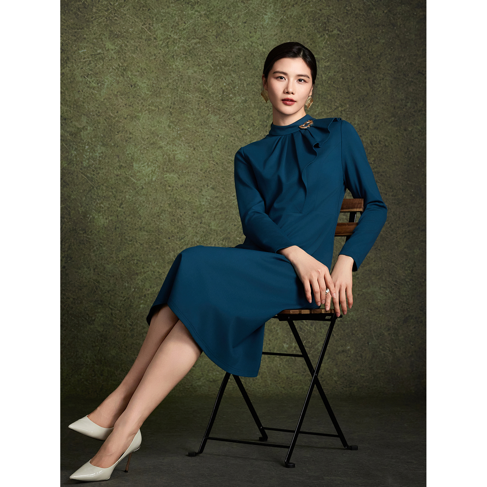 【垂感针织料】粉蓝衣橱2025秋冬新款至简廓形立领褶饰针织连衣裙 - 图0