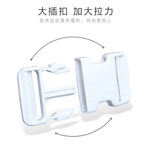 Младенец летом около трех месяцев и через три месяца два -оба плечи традиционных старых старых малышей Гуанси освободили руки