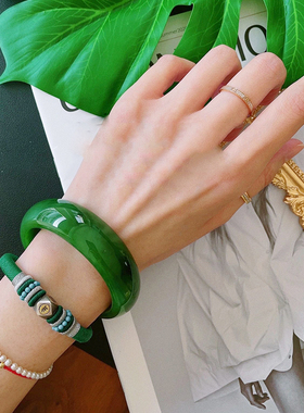 天然碧玉手镯女菠菜绿