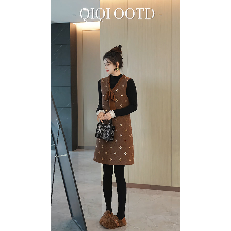 柒院家大码女系带V领咖色羊毛背心连衣裙2025秋冬宽松显瘦中长裙 - 图3