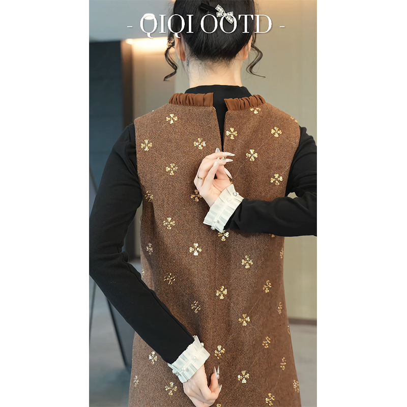 柒院家大码女系带V领咖色羊毛背心连衣裙2025秋冬宽松显瘦中长裙 - 图1