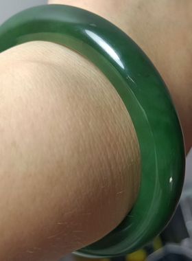 店主强烈推荐和田碧玉菠菜绿玉镯色泽浓艳密度高油润细腻天然黑点
