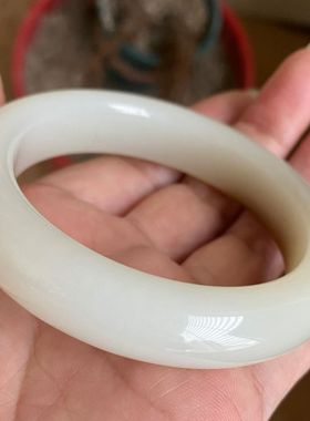店主强烈推荐和田俄料糖白玉手镯色泽艳丽密度高料子细腻性价比高