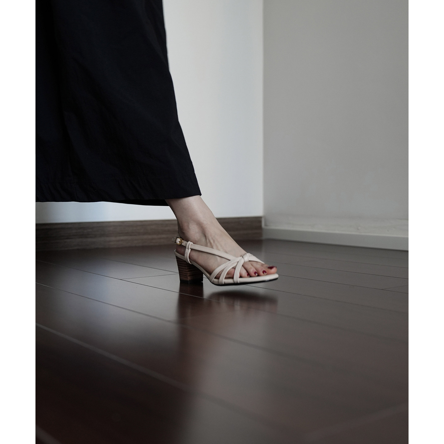 Fermina 2025新款法式轻复古露趾凉鞋女中跟鞋搭扣后空女鞋通勤风,淘宝优惠券,粉丝福利购,淘宝优惠卷