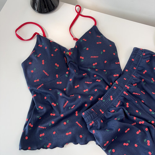 含胸垫三件套睡衣女软叽叽亲肤吊带开衫长袖长裤樱桃家居服可外穿 - 图0