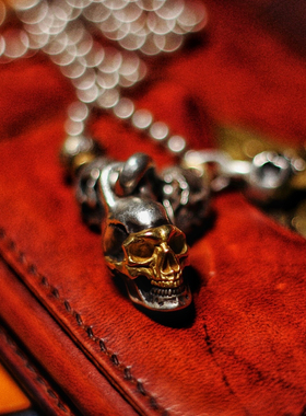 渡鸦专属手工纯银嵌金骷髅吊坠