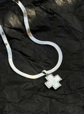 Komeiku贝母十字架蛇骨项链