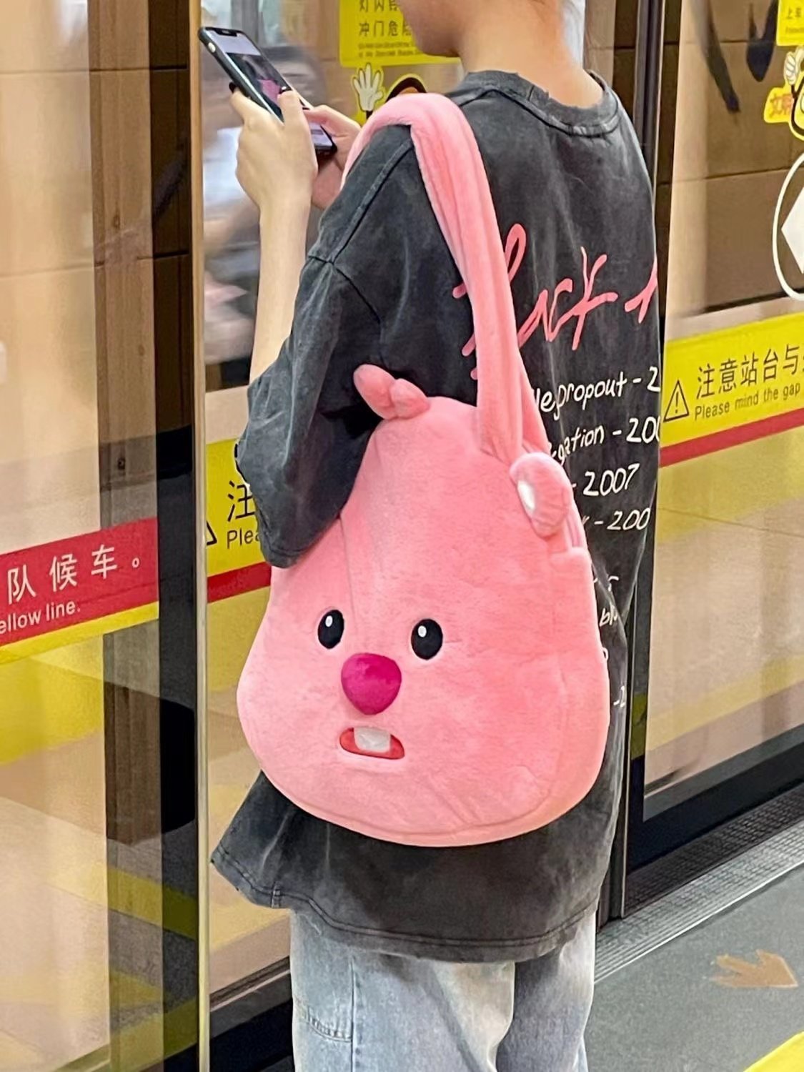 小红书同款可爱小海狸Loopy通勤大包2023新款毛毛绒单肩包手提包,淘宝优惠券,粉丝福利购,淘宝优惠卷