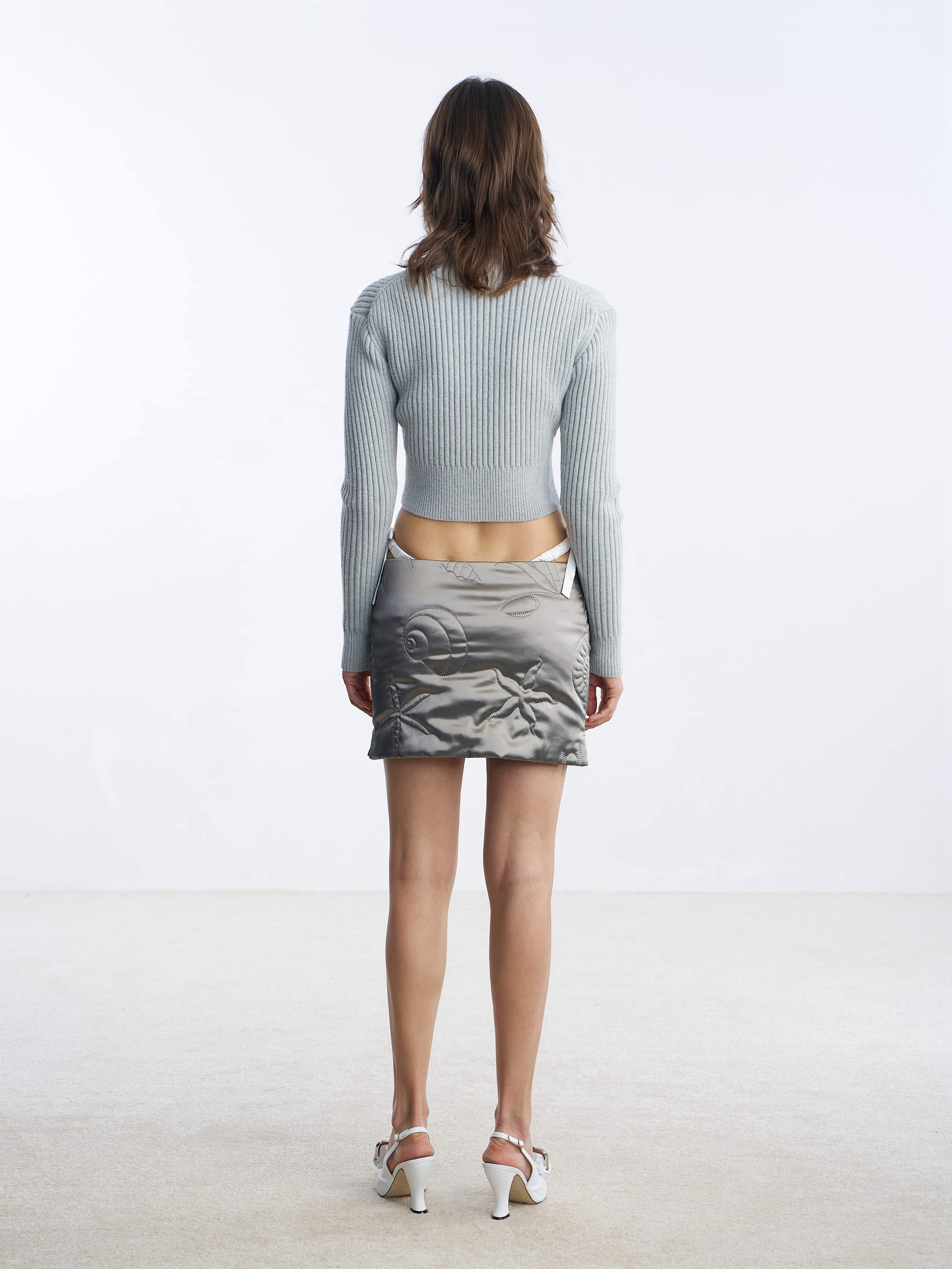 Nodress 灰色绗缝缎面夹棉浮雕质感短裙 - 图2