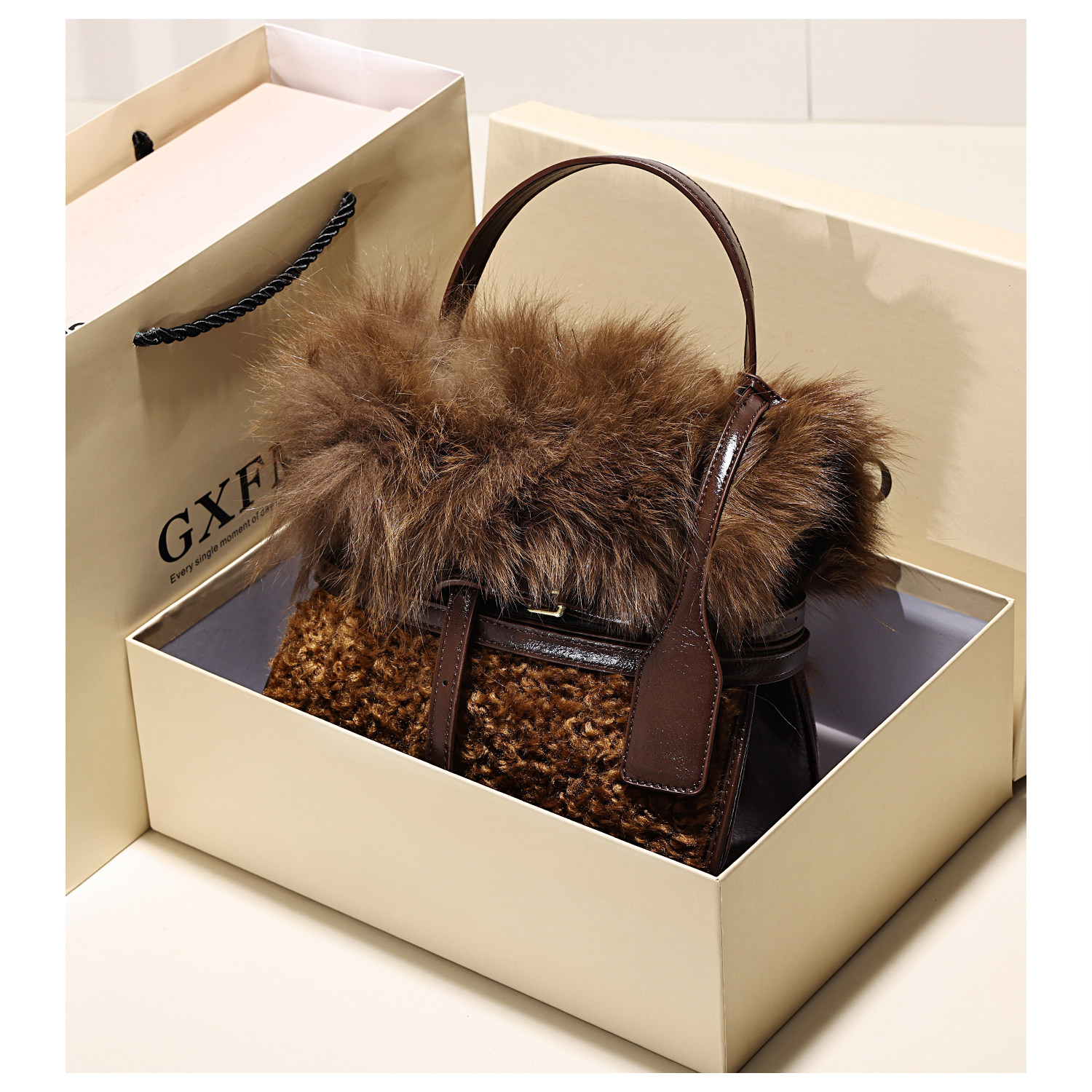 GXFMOD小众品牌时尚潮流羊羔毛手提包女2025秋冬新款氛围感斜挎包,淘宝优惠券,粉丝福利购,淘宝优惠卷