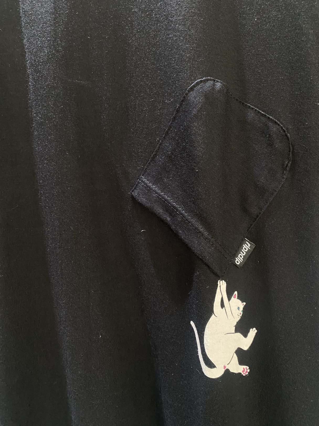 RIPNDIP HANG IN THERE NERMAL POCKET斜口贱猫短袖T恤 - 图1