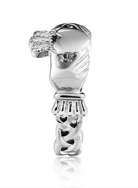 克拉达戒指手捧心爱尔兰表白情侣