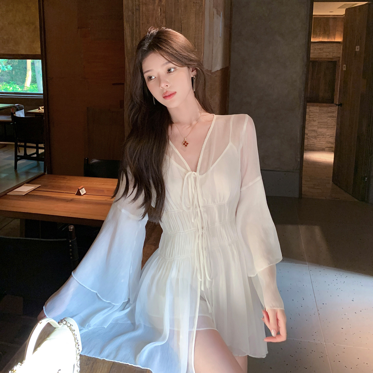 ByYou 秋季长款喇叭袖白色雪纺衬衫套装女内搭吊带背心短裤三件套,淘宝优惠券,粉丝福利购,淘宝优惠卷