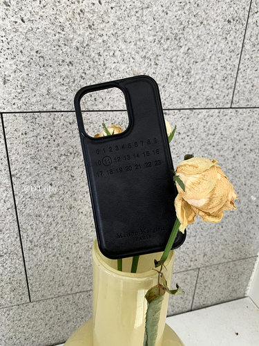 DT play 高级皮质马吉拉风格字母情侣甜酷质感适用于iphone17promax/16/15苹果11/12/14/13华为手机壳保护套 - 图0