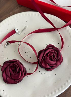 圣诞新品酒红项链锁骨链约会氛围感搭配酒会绑带玫瑰花颈带锁骨链