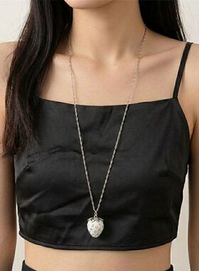 ins小众草莓镶钻项链韩系简约可爱甜美设计感轻奢毛衣链裙子配饰