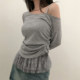 ROCKMORE ສາວເກົາຫຼີຮ້ອນຫວານ lace stitching pleated slim top off-shoulder sexy ເສື້ອຍືດແຂນຍາວ
