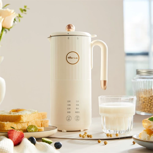 Маленькая машина для молока маленького медведя