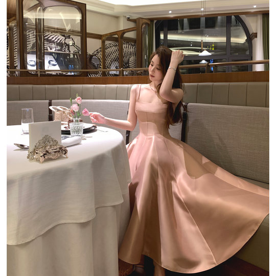 Middletone | 赫本裙 dio*秀款精仿丝毛光泽感收腰吊带连衣裙礼服