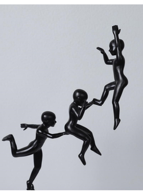 现代创意艺术黑色人物组合一托四雕塑摆件爬杆办公客厅桌面装饰品