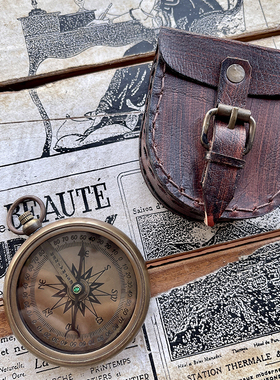 黄铜复古风航海书房拍摄指南针