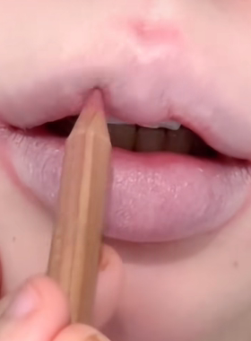 好网感的唇形画法..一支唇线笔就做到了.肉桂豆沙玫瑰咖啡棕丰唇