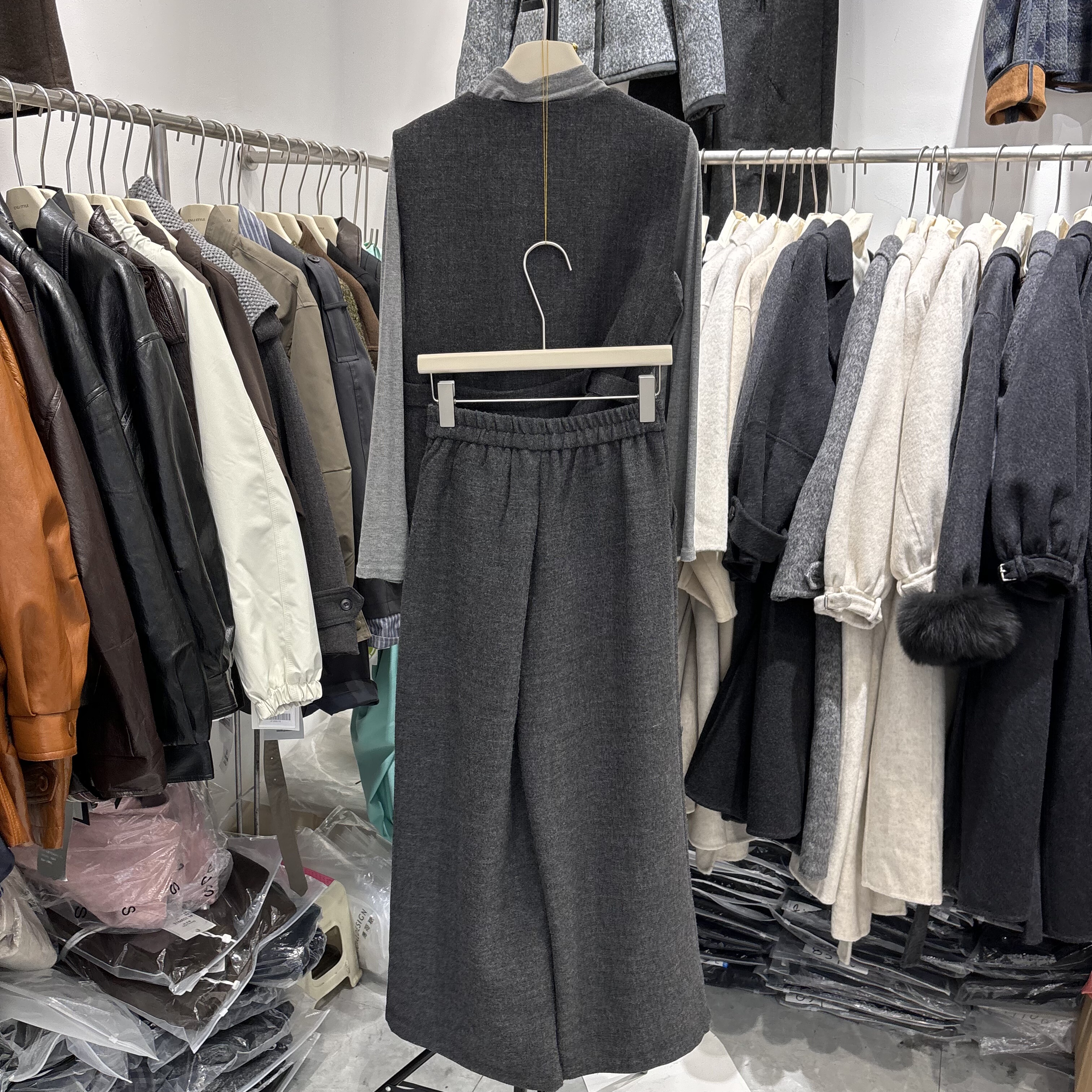 轻熟风收腰系带时尚毛呢套装女2025秋季马甲洋气显瘦阔腿裤三件套 - 图2