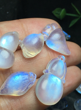 12月19月光石天然有孔雕刻件吊坠