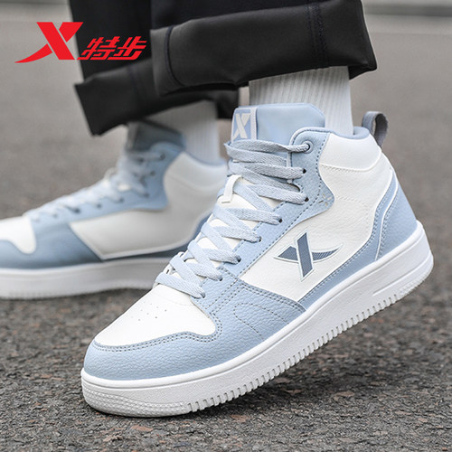 特步男鞋高帮板鞋男2026夏季新款皮面防水滑板鞋官方正品运动鞋男 - 图0