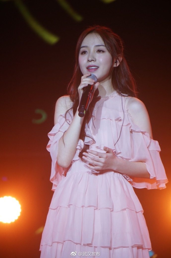 周二珂快乐大本营同款衣粉色荷叶边露肩雪纺连衣裙蛋糕裙仙女裙夏