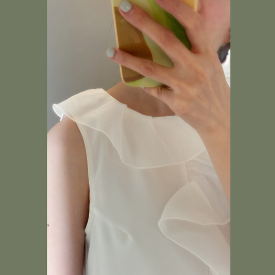 不经意间的矜持微甜清新荷叶边高级感轻柔飘逸荷叶边无袖上衣内搭